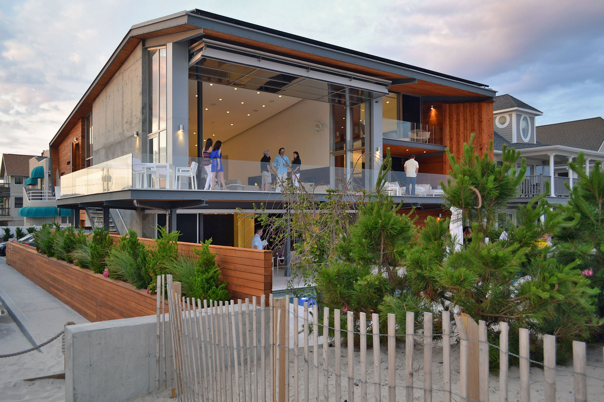A Bright and Modern Beach House with Dramatic Ocean Views in Long Beach by West Chin Architects (2)