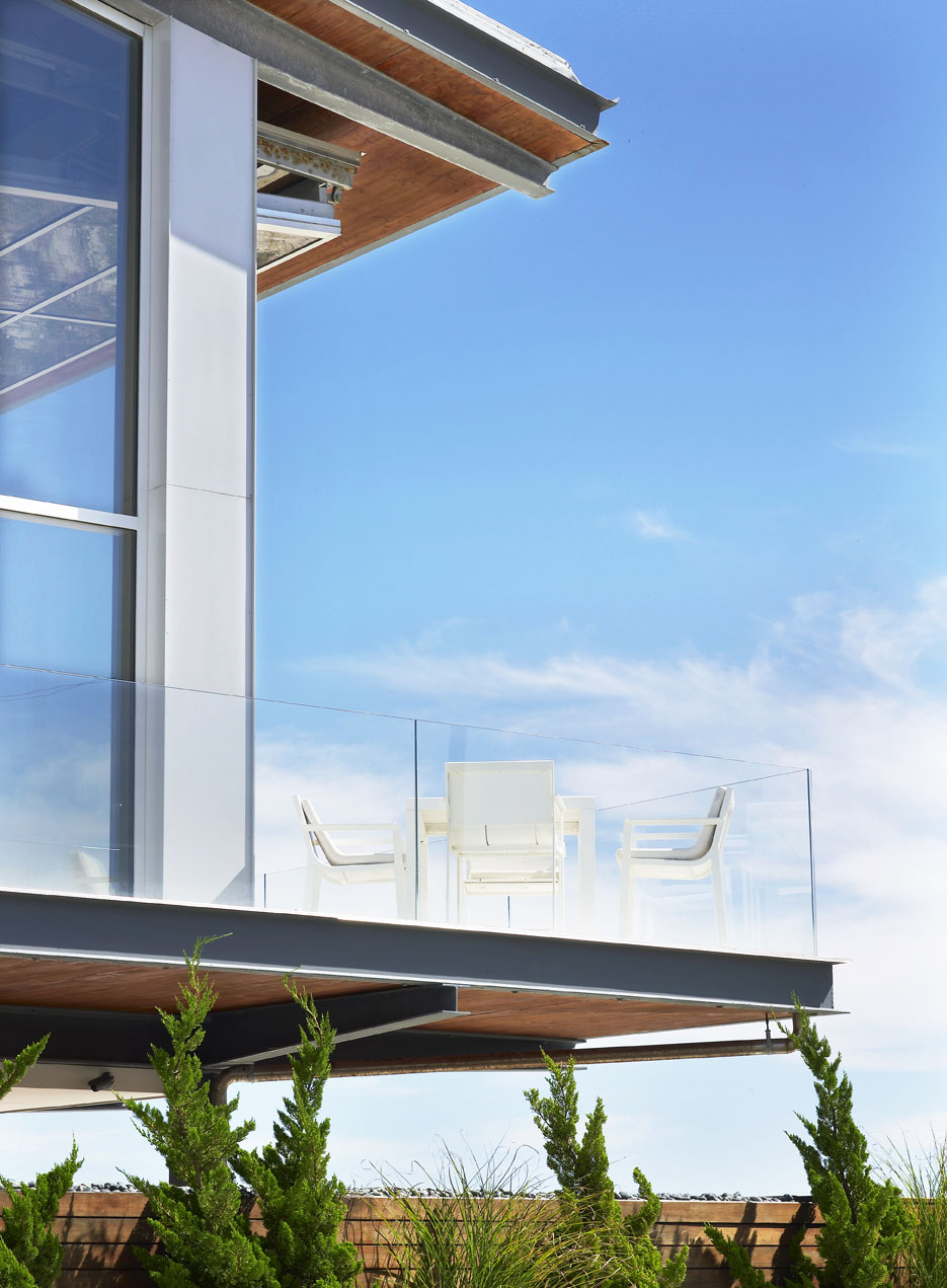 A Bright and Modern Beach House with Dramatic Ocean Views in Long Beach by West Chin Architects (5)