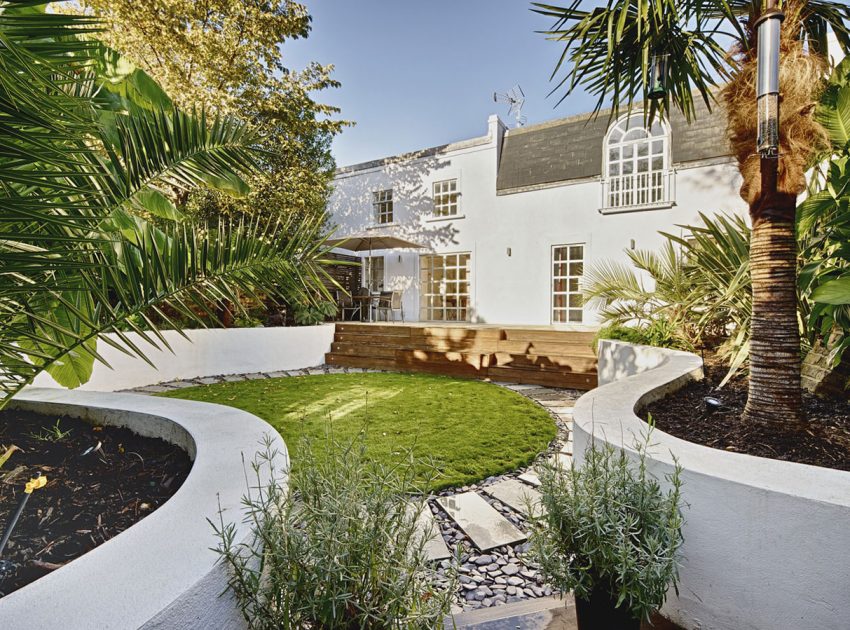 A Bright and Sleek Contemporary Home with Bold Interior Accents in London by Mimodo Architects (1)