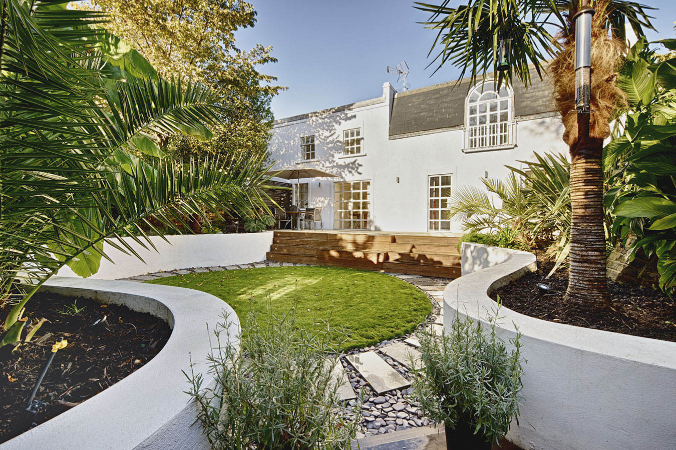 A Bright and Sleek Contemporary Home with Bold Interior Accents in London by Mimodo Architects (1)