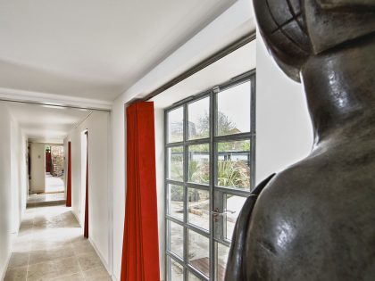 A Bright and Sleek Contemporary Home with Bold Interior Accents in London by Mimodo Architects (11)