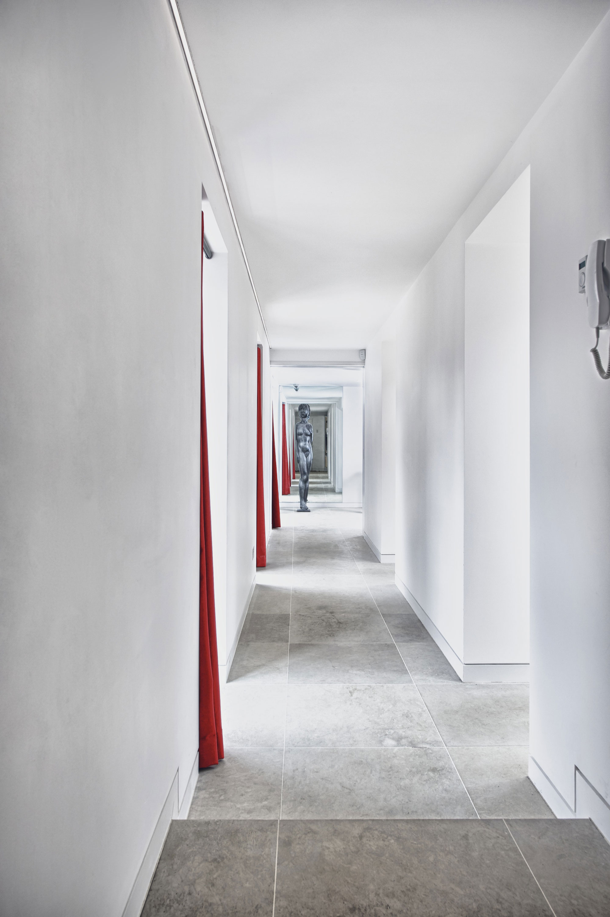 A Bright and Sleek Contemporary Home with Bold Interior Accents in London by Mimodo Architects (12)