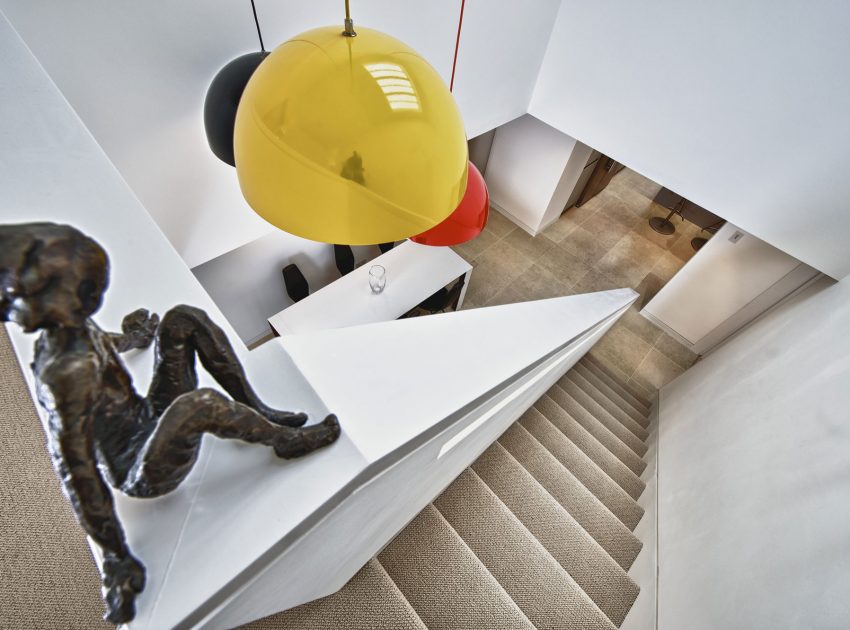 A Bright and Sleek Contemporary Home with Bold Interior Accents in London by Mimodo Architects (13)