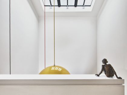 A Bright and Sleek Contemporary Home with Bold Interior Accents in London by Mimodo Architects (14)