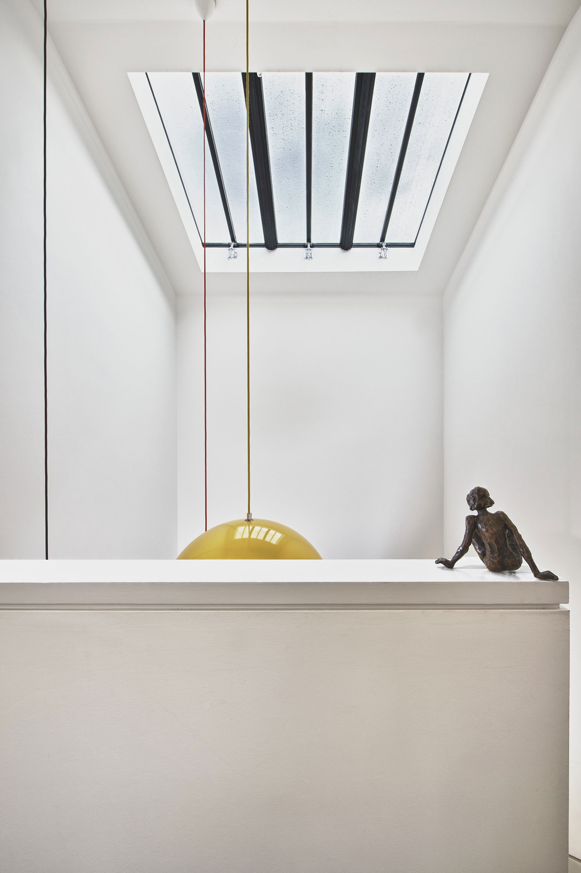 A Bright and Sleek Contemporary Home with Bold Interior Accents in London by Mimodo Architects (14)