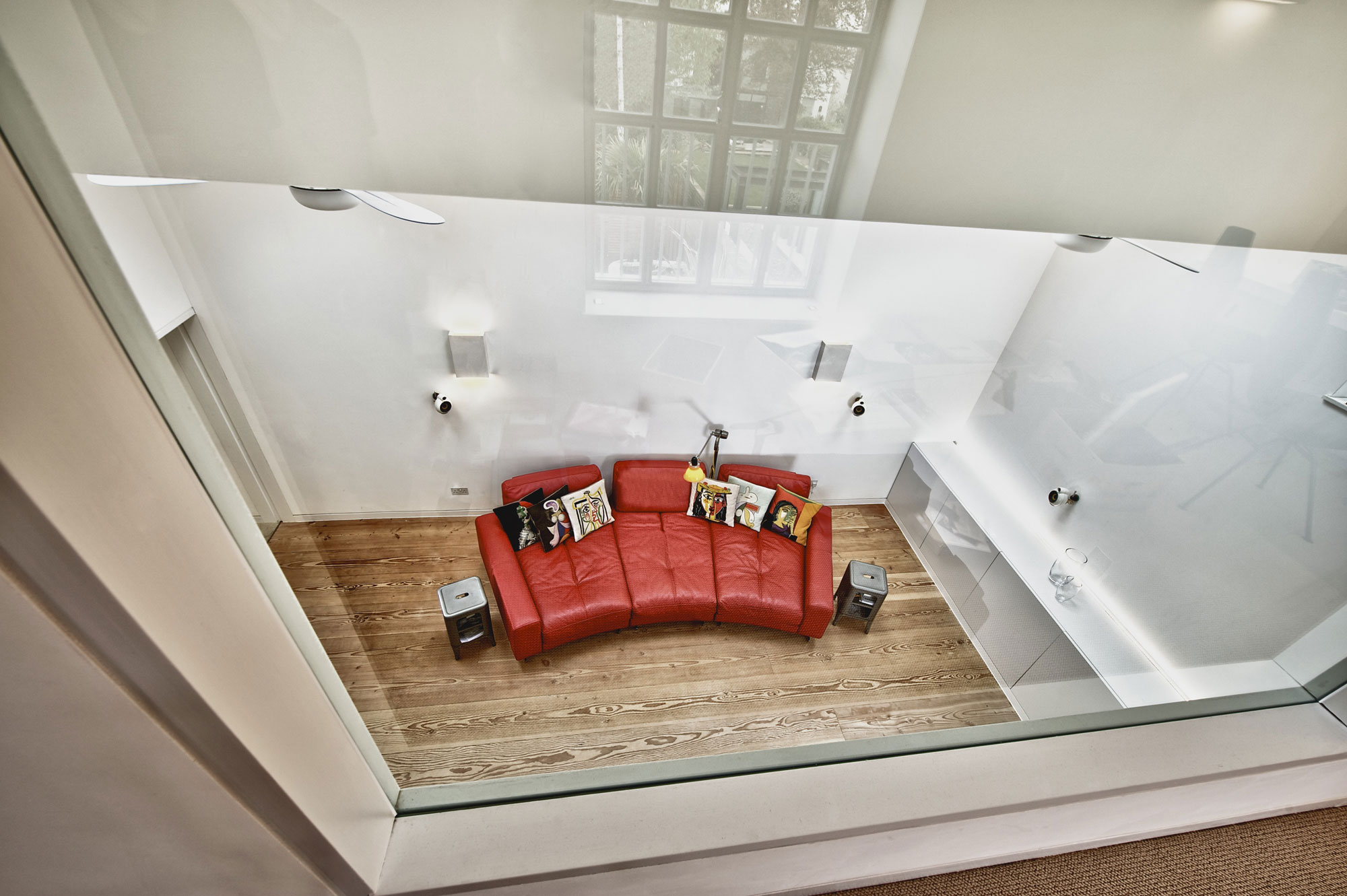 A Bright and Sleek Contemporary Home with Bold Interior Accents in London by Mimodo Architects (15)