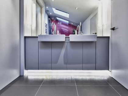 A Bright and Sleek Contemporary Home with Bold Interior Accents in London by Mimodo Architects (17)