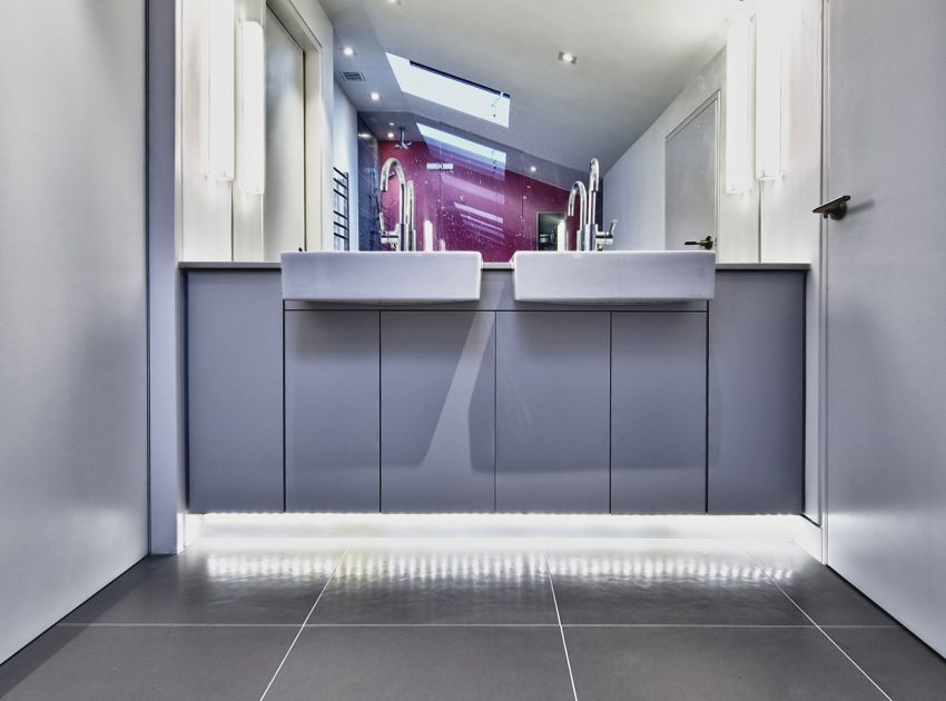 A Bright and Sleek Contemporary Home with Bold Interior Accents in London by Mimodo Architects (17)