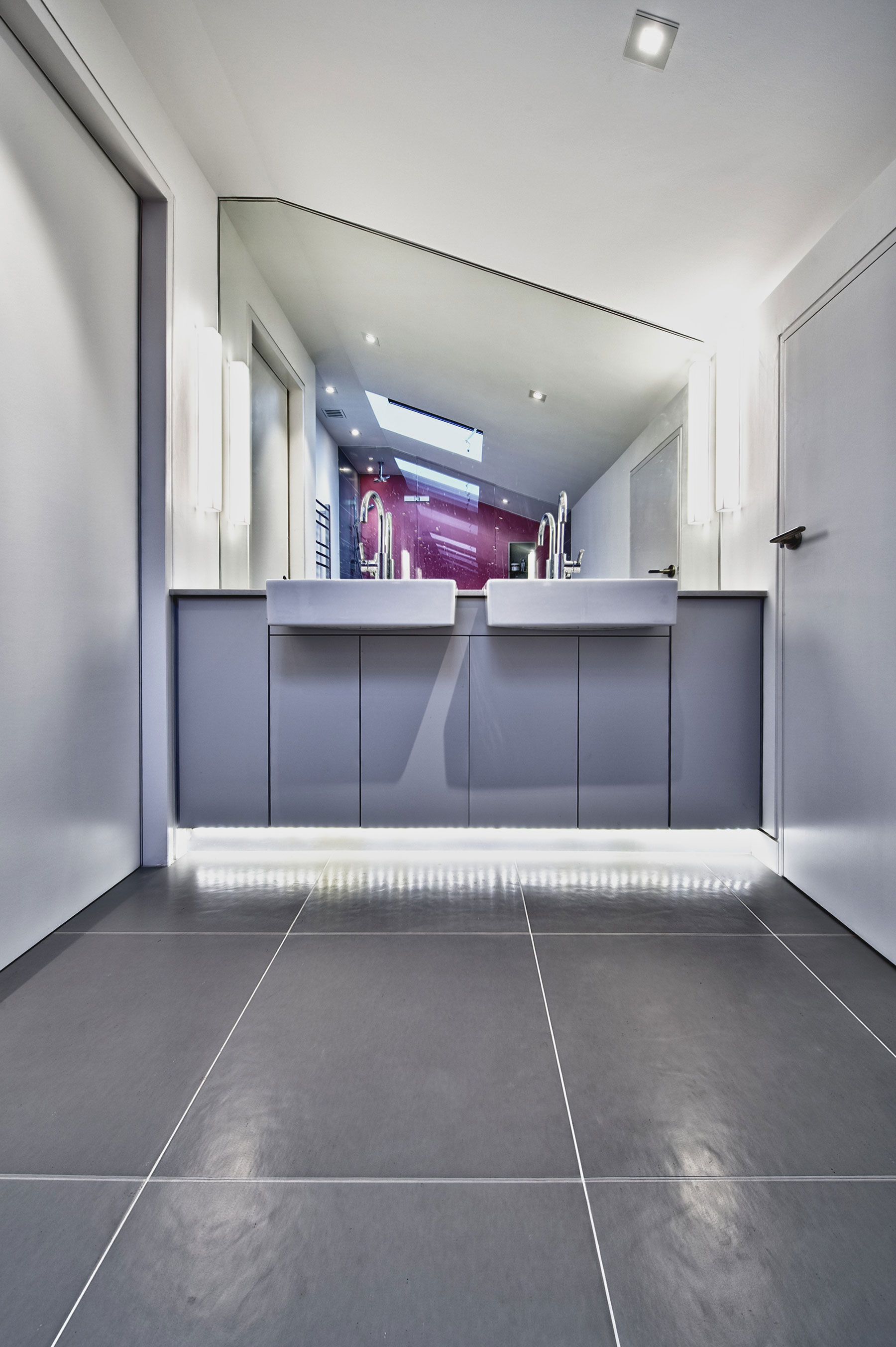 A Bright and Sleek Contemporary Home with Bold Interior Accents in London by Mimodo Architects (17)