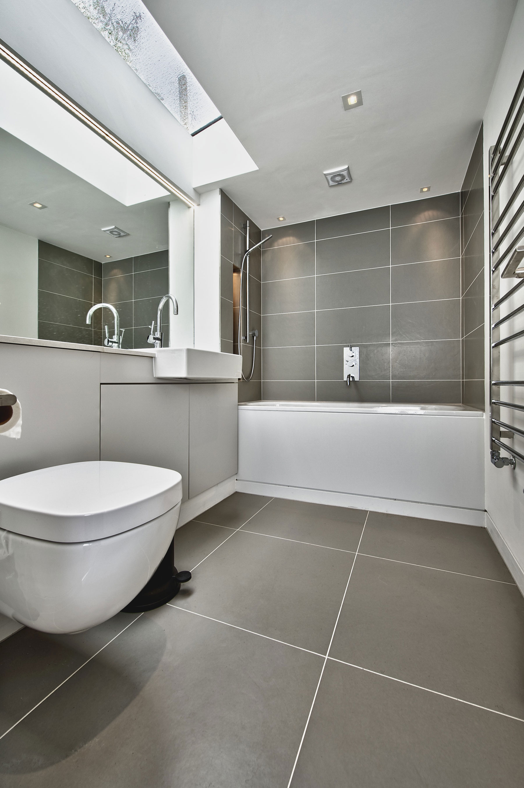 A Bright and Sleek Contemporary Home with Bold Interior Accents in London by Mimodo Architects (18)