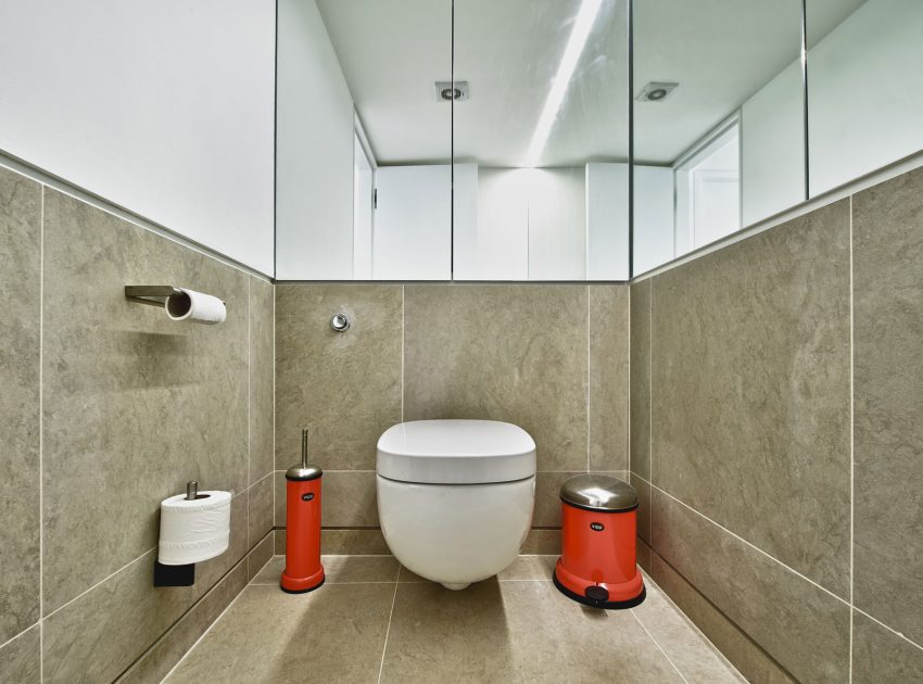 A Bright and Sleek Contemporary Home with Bold Interior Accents in London by Mimodo Architects (19)