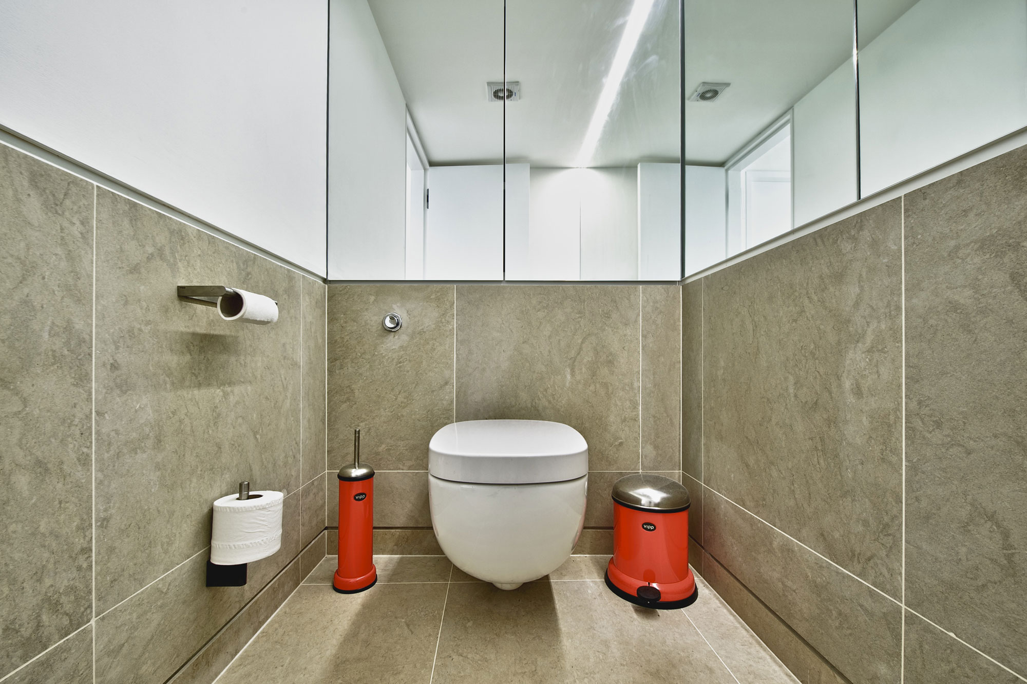 A Bright and Sleek Contemporary Home with Bold Interior Accents in London by Mimodo Architects (19)