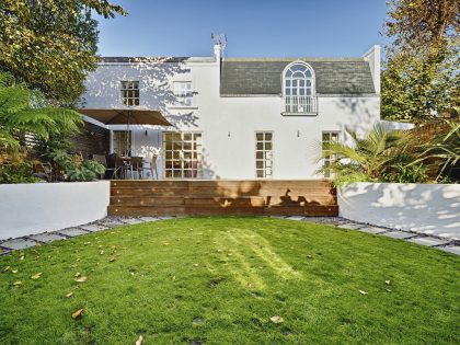A Bright and Sleek Contemporary Home with Bold Interior Accents in London by Mimodo Architects (2)