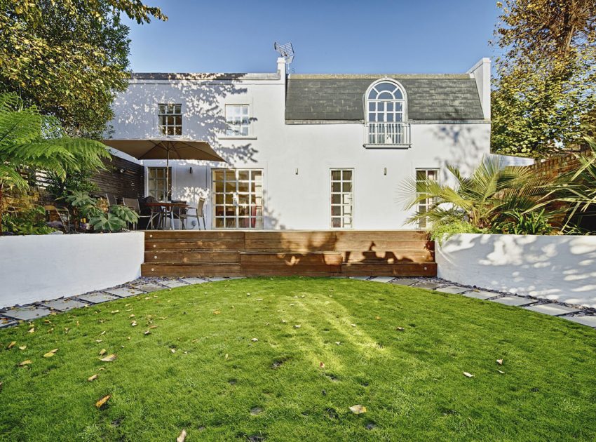 A Bright and Sleek Contemporary Home with Bold Interior Accents in London by Mimodo Architects (2)