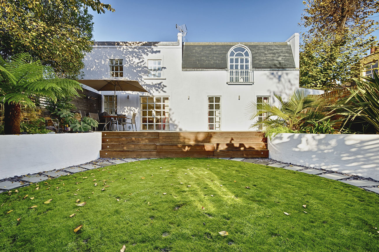 A Bright and Sleek Contemporary Home with Bold Interior Accents in London by Mimodo Architects (2)