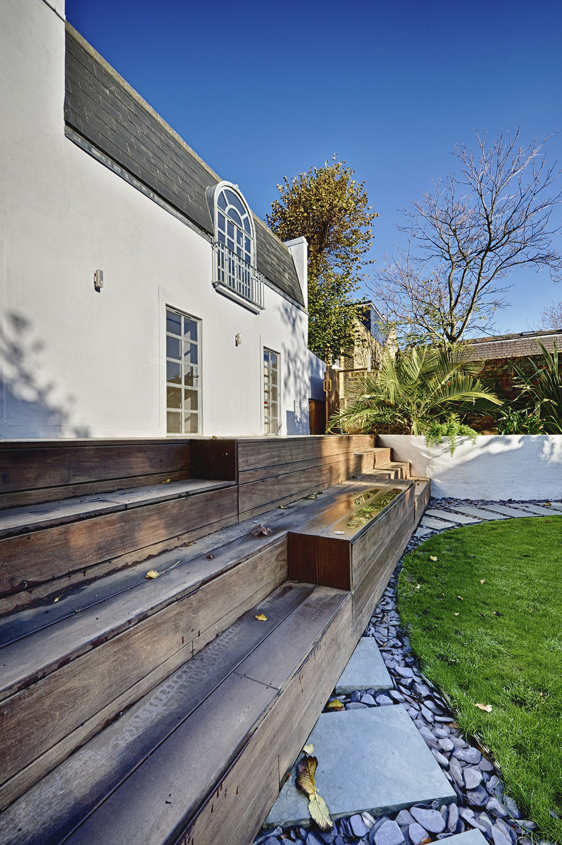 A Bright and Sleek Contemporary Home with Bold Interior Accents in London by Mimodo Architects (3)
