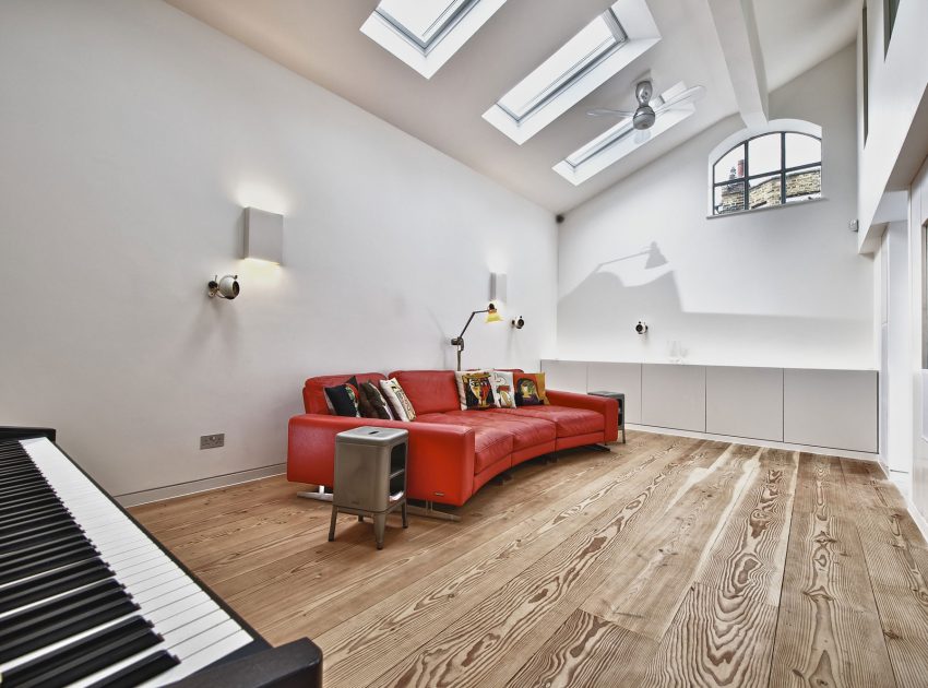 A Bright and Sleek Contemporary Home with Bold Interior Accents in London by Mimodo Architects (4)