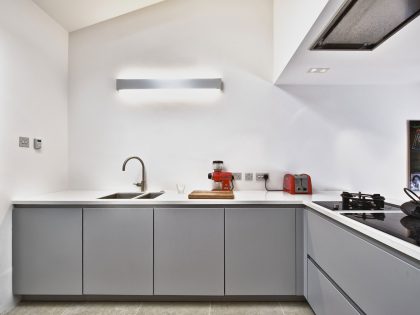 A Bright and Sleek Contemporary Home with Bold Interior Accents in London by Mimodo Architects (6)