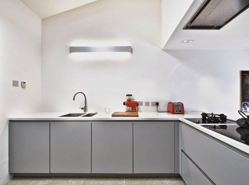 A Bright and Sleek Contemporary Home with Bold Interior Accents in London by Mimodo Architects (6)