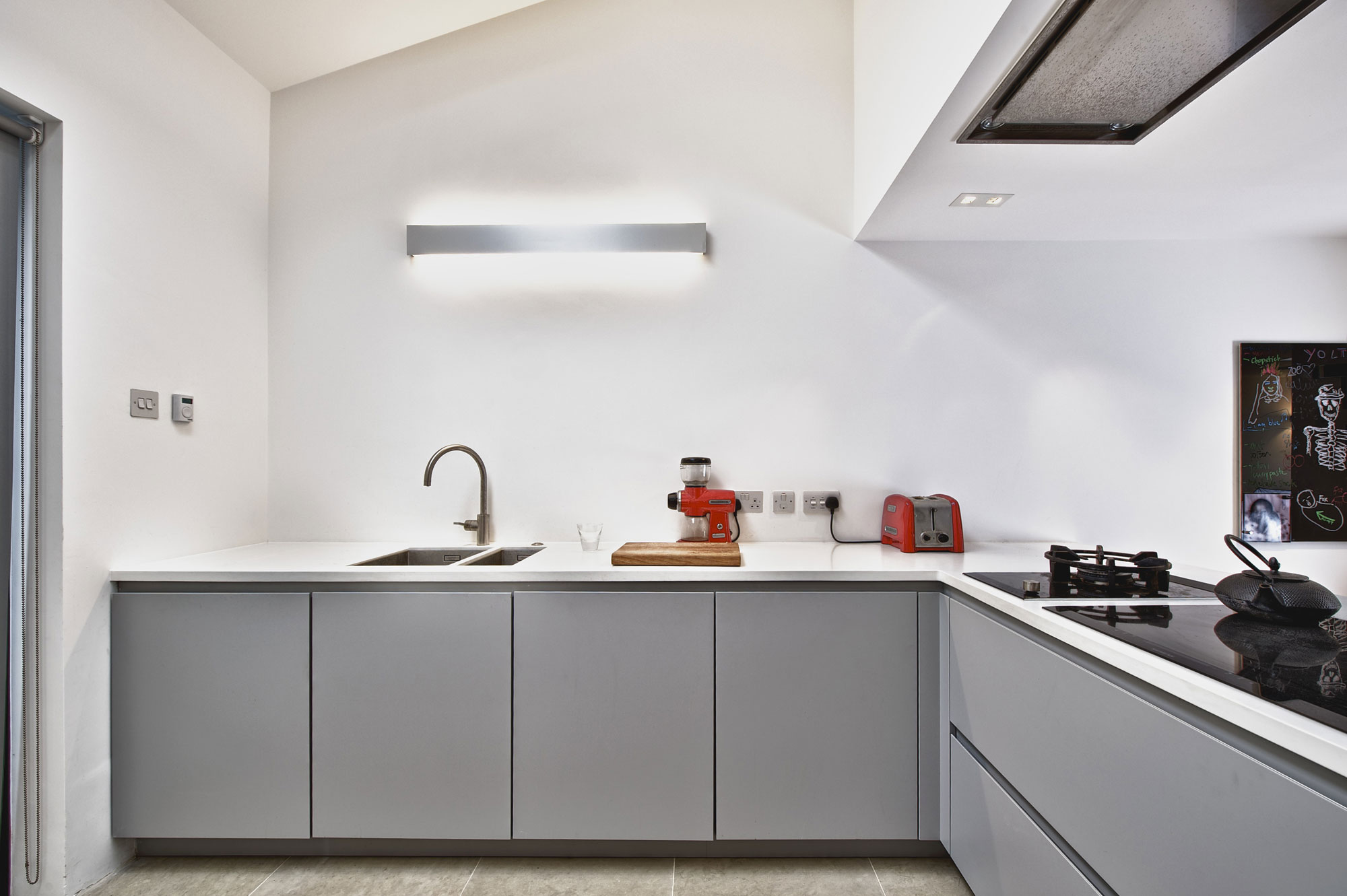 A Bright and Sleek Contemporary Home with Bold Interior Accents in London by Mimodo Architects (6)