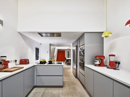 A Bright and Sleek Contemporary Home with Bold Interior Accents in London by Mimodo Architects (7)