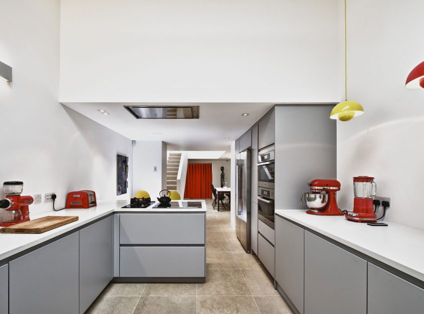 A Bright and Sleek Contemporary Home with Bold Interior Accents in London by Mimodo Architects (7)