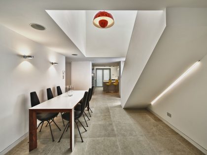 A Bright and Sleek Contemporary Home with Bold Interior Accents in London by Mimodo Architects (8)