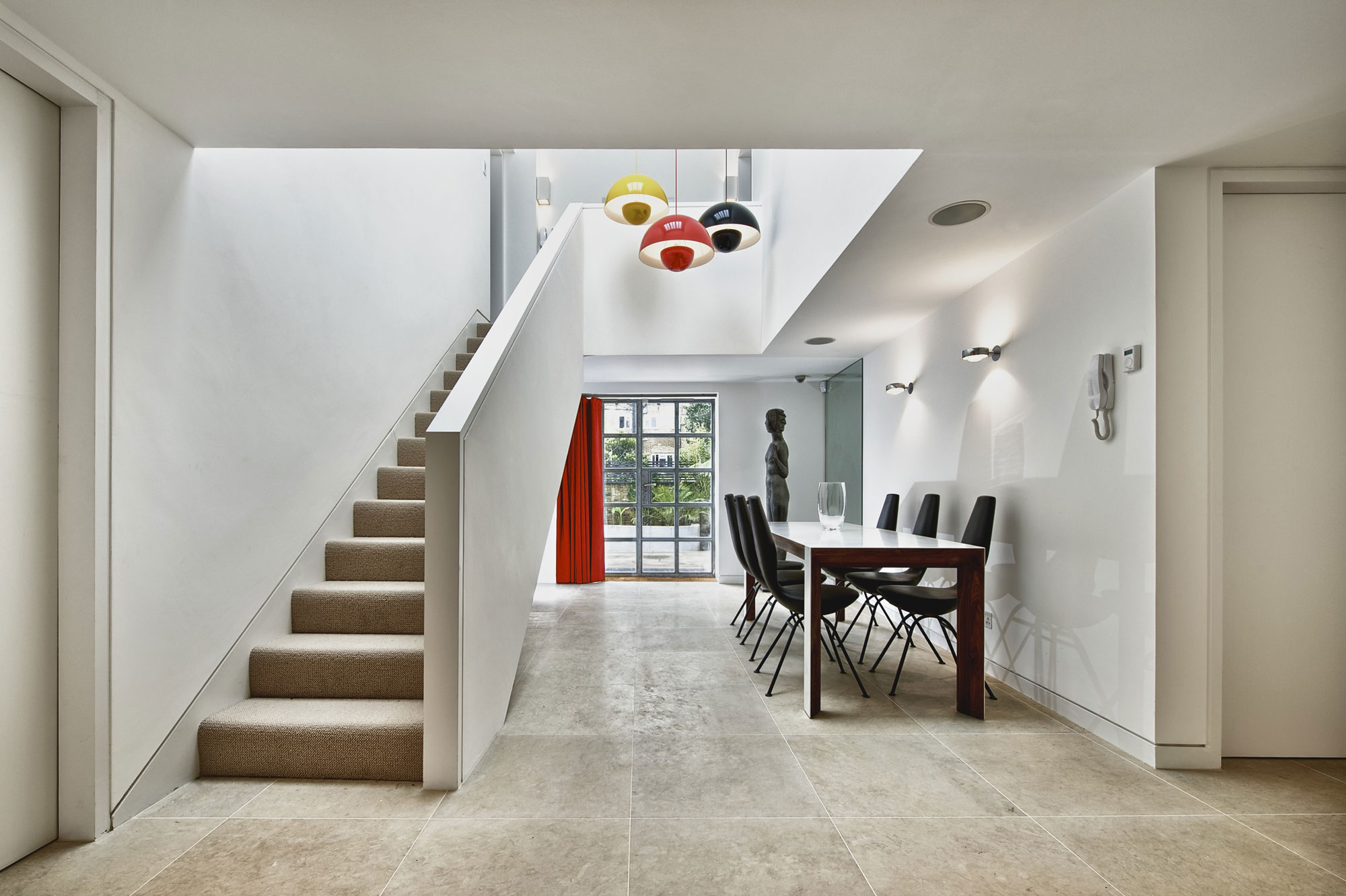 A Bright and Sleek Contemporary Home with Bold Interior Accents in London by Mimodo Architects (9)