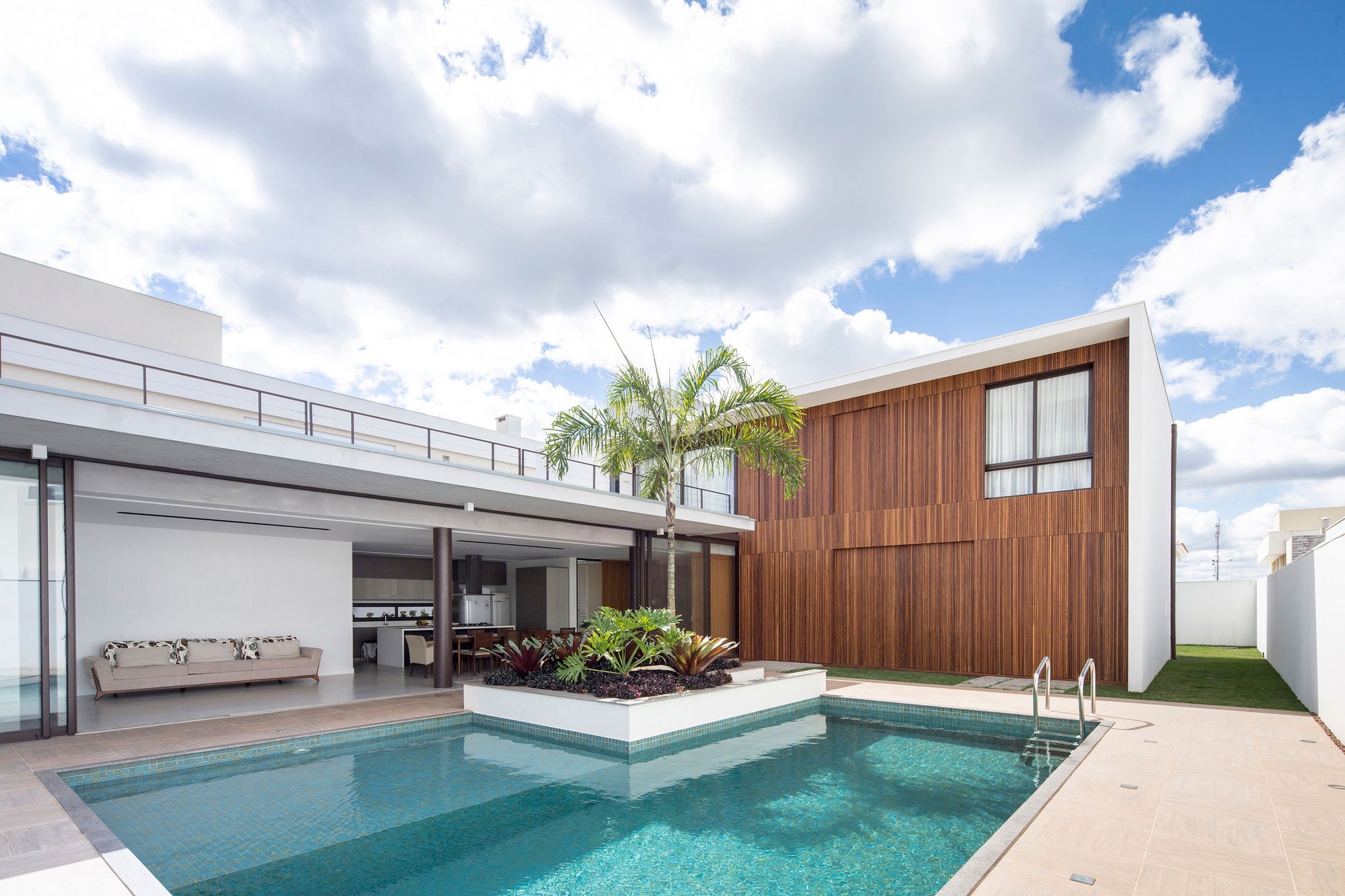 A Bright and Spacious Contemporary Home with Overflowing Pool in Brasilia by Esquadra|Yi (1)