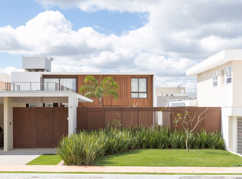 A Bright and Spacious Contemporary Home with Overflowing Pool in Brasilia by Esquadra|Yi (10)