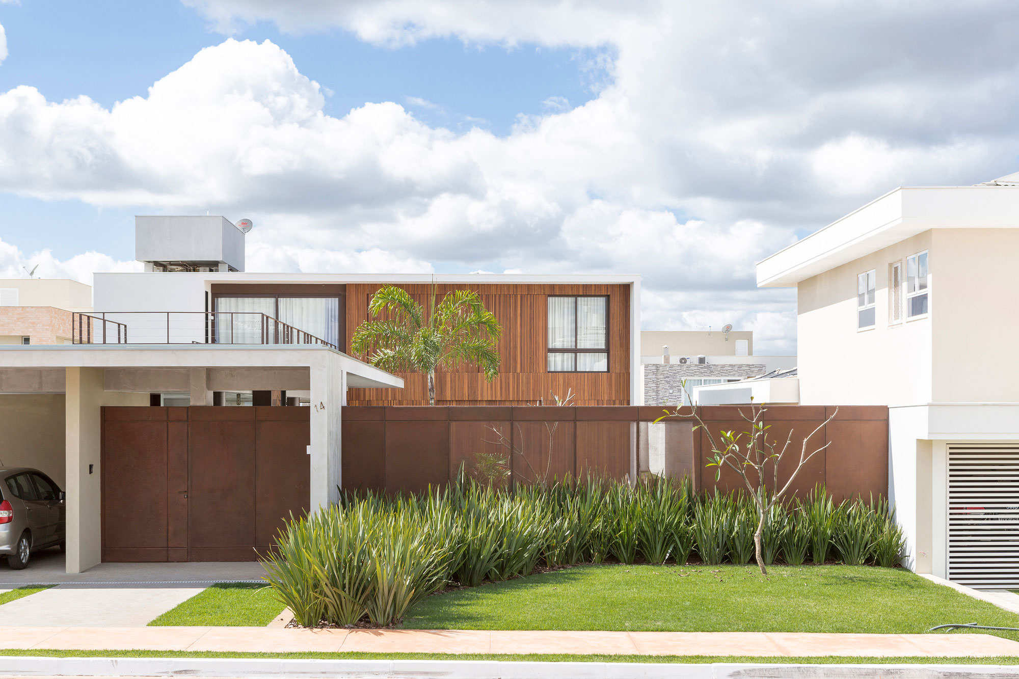 A Bright and Spacious Contemporary Home with Overflowing Pool in Brasilia by Esquadra|Yi (10)