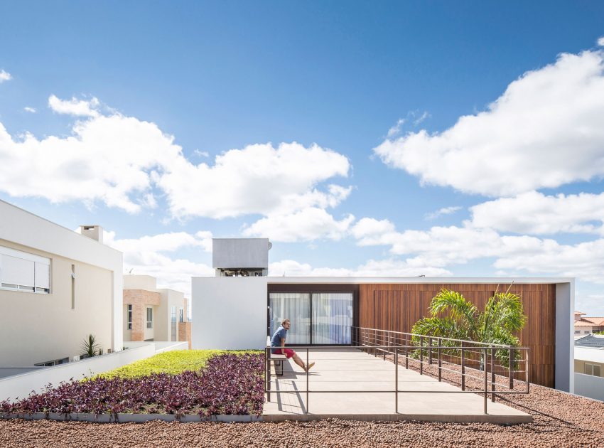 A Bright and Spacious Contemporary Home with Overflowing Pool in Brasilia by Esquadra|Yi (11)