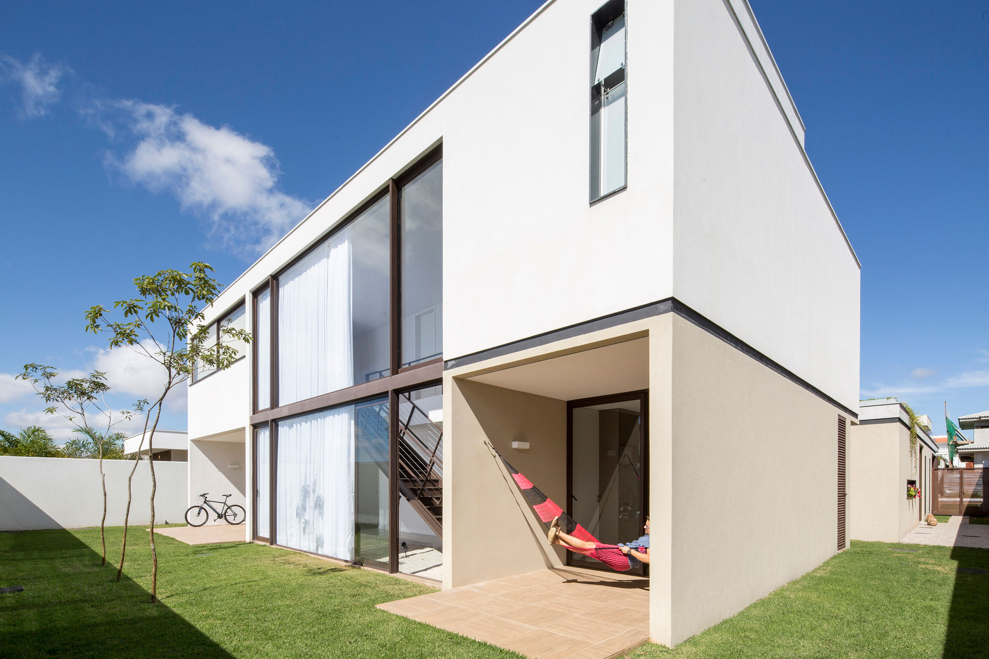 A Bright and Spacious Contemporary Home with Overflowing Pool in Brasilia by Esquadra|Yi (12)