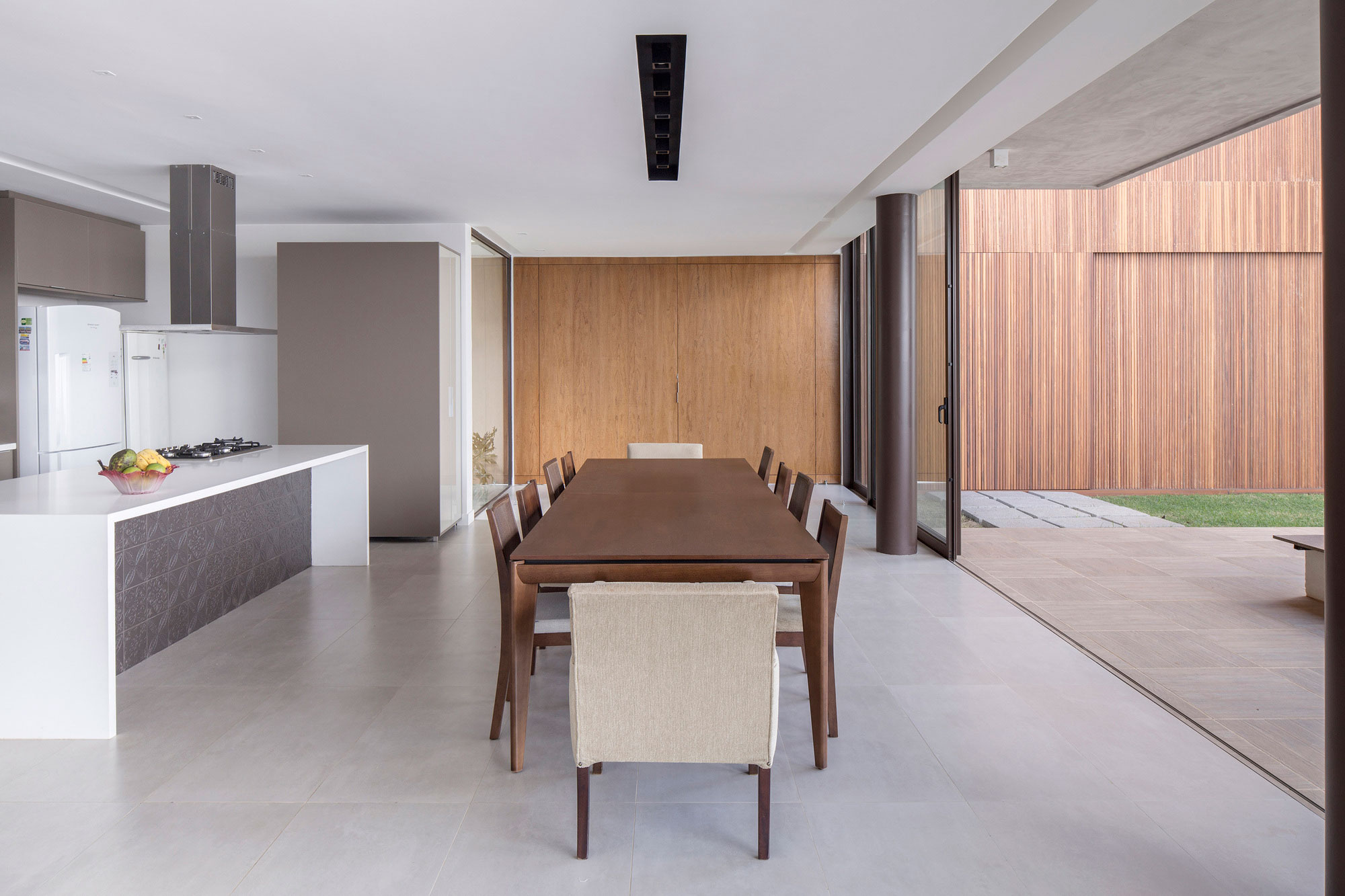 A Bright and Spacious Contemporary Home with Overflowing Pool in Brasilia by Esquadra|Yi (13)