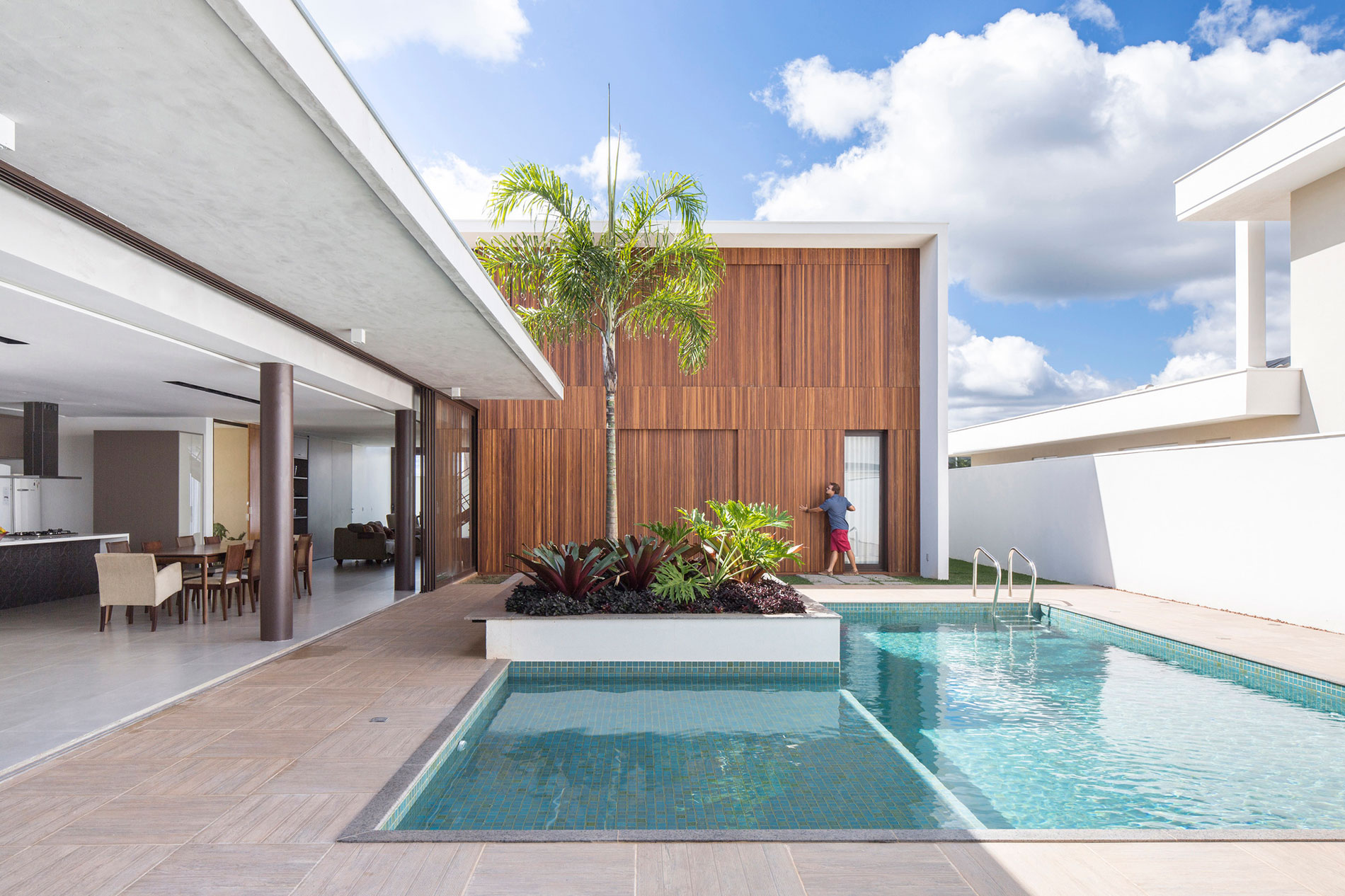 A Bright and Spacious Contemporary Home with Overflowing Pool in Brasilia by Esquadra|Yi (3)