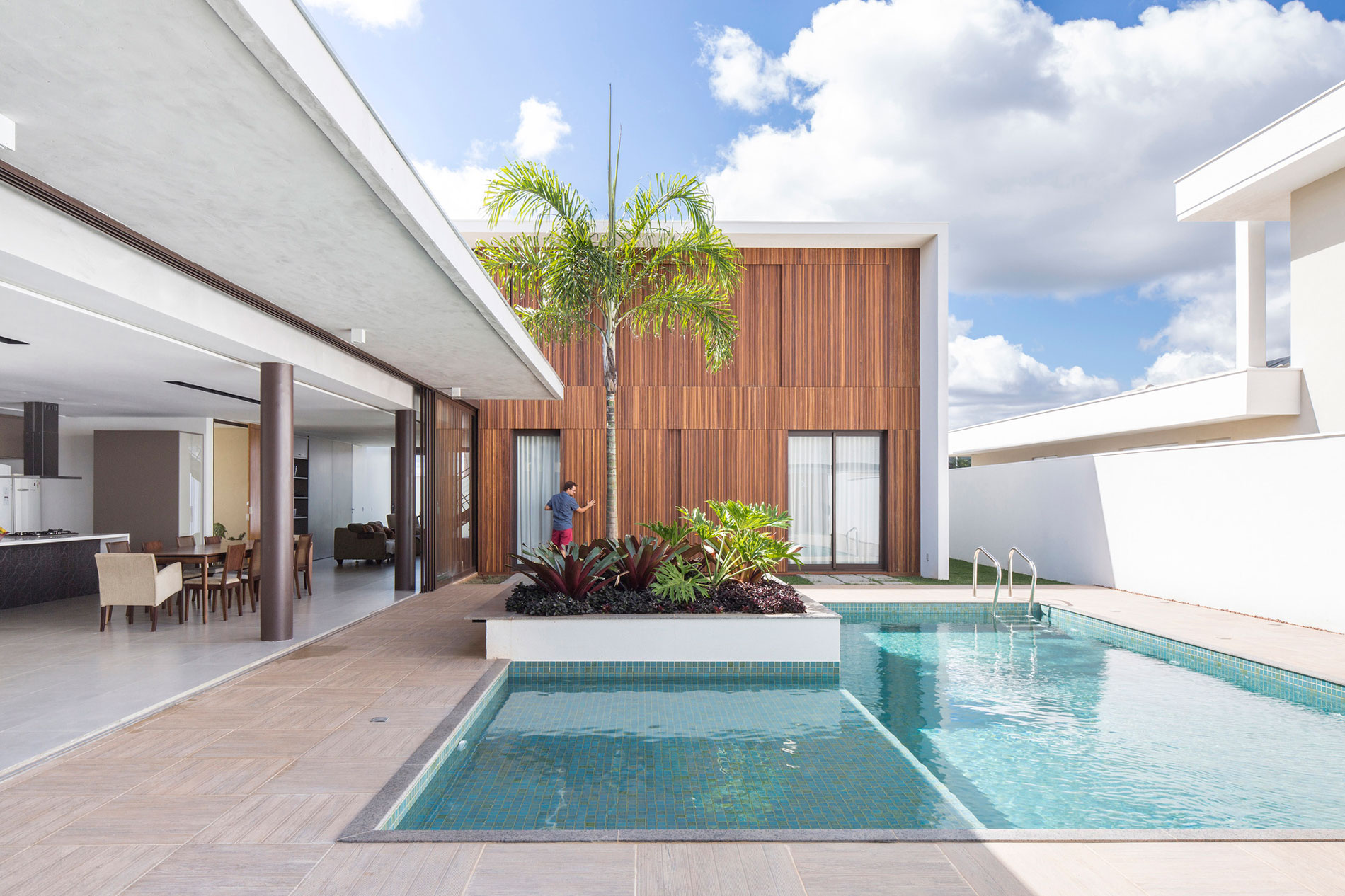 A Bright and Spacious Contemporary Home with Overflowing Pool in Brasilia by Esquadra|Yi (4)