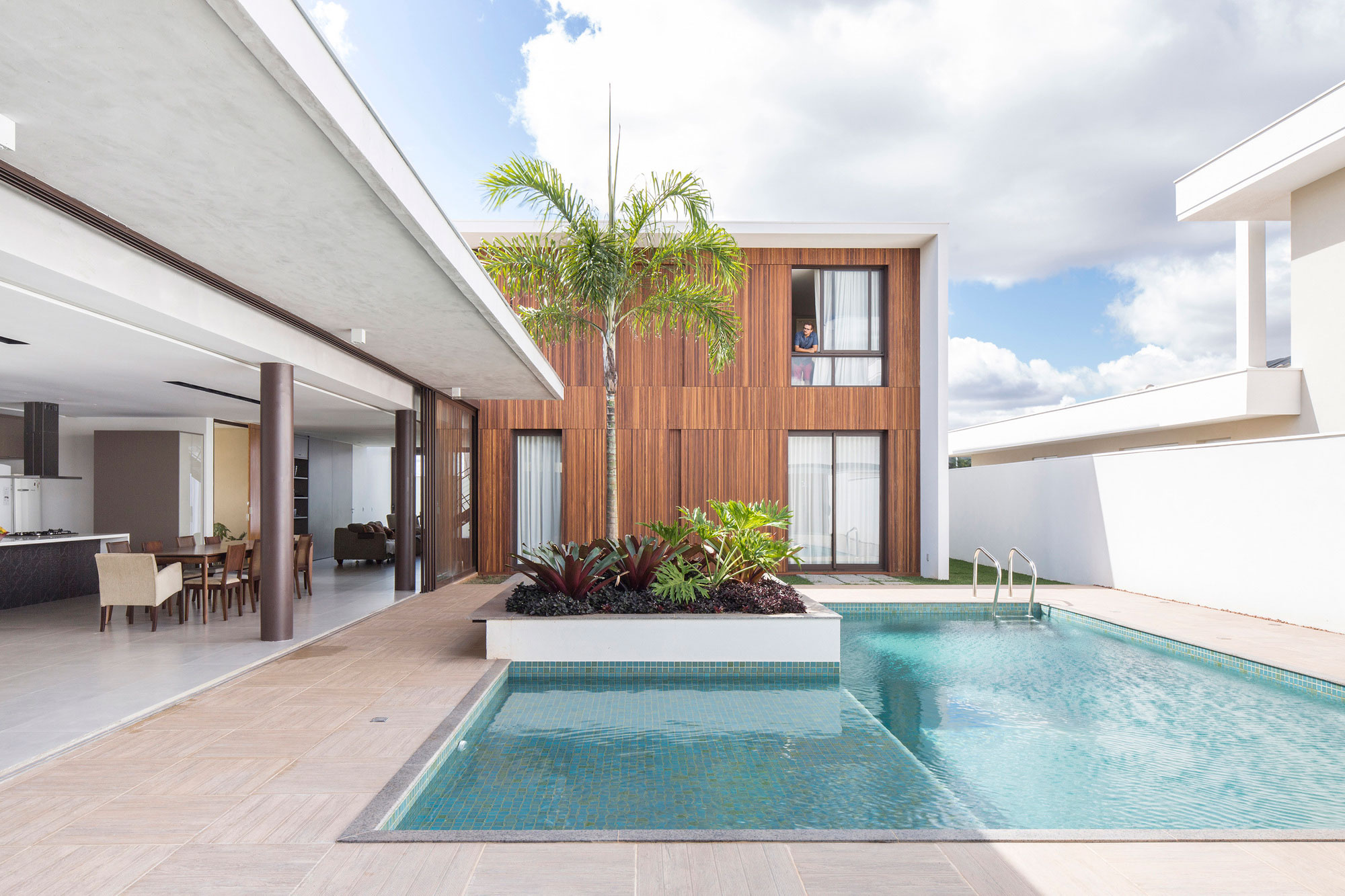 A Bright and Spacious Contemporary Home with Overflowing Pool in Brasilia by Esquadra|Yi (5)