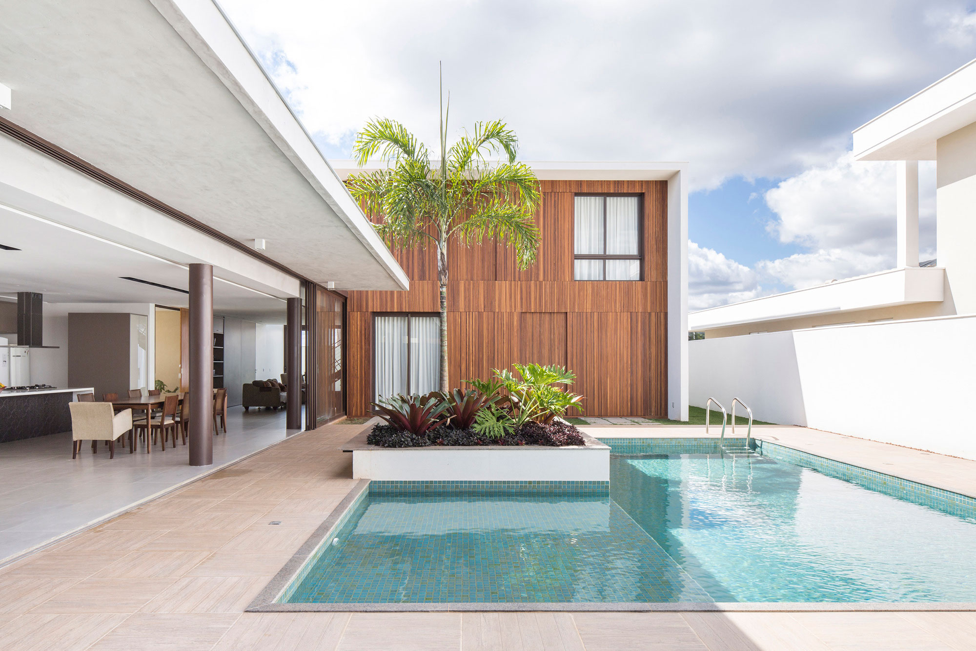 A Bright and Spacious Contemporary Home with Overflowing Pool in Brasilia by Esquadra|Yi (6)