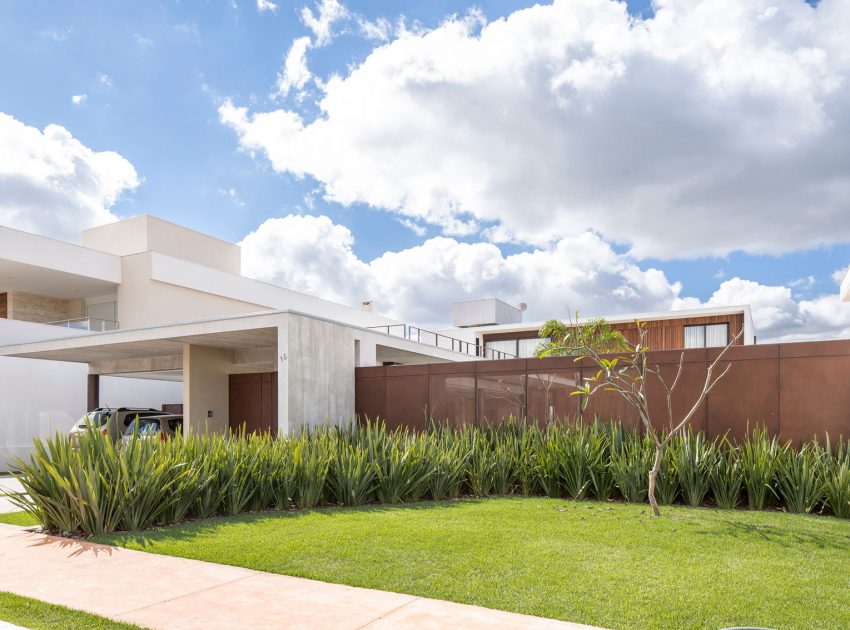 A Bright and Spacious Contemporary Home with Overflowing Pool in Brasilia by Esquadra|Yi (8)