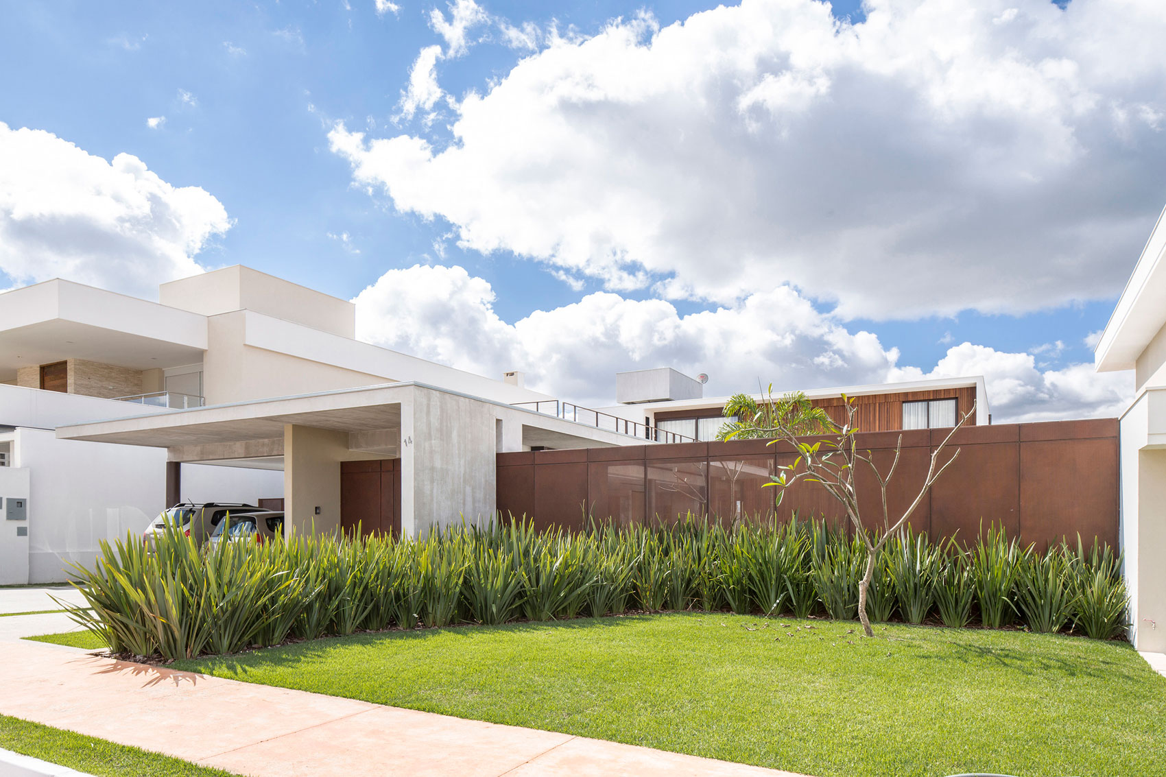 A Bright and Spacious Contemporary Home with Overflowing Pool in Brasilia by Esquadra|Yi (8)