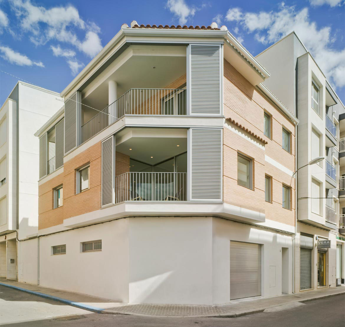 A Bright and Spacious Home with Luminous and Tranquility Interiors in Alicante by Pablo Muñoz Payá Arquitectos (1)
