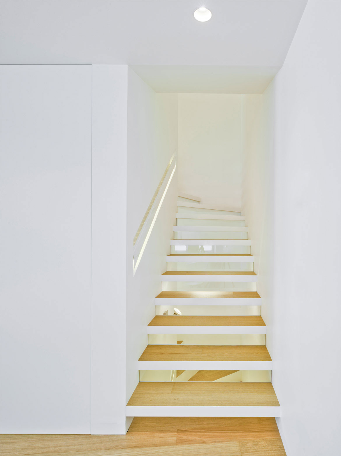 A Bright and Spacious Home with Luminous and Tranquility Interiors in Alicante by Pablo Muñoz Payá Arquitectos (16)