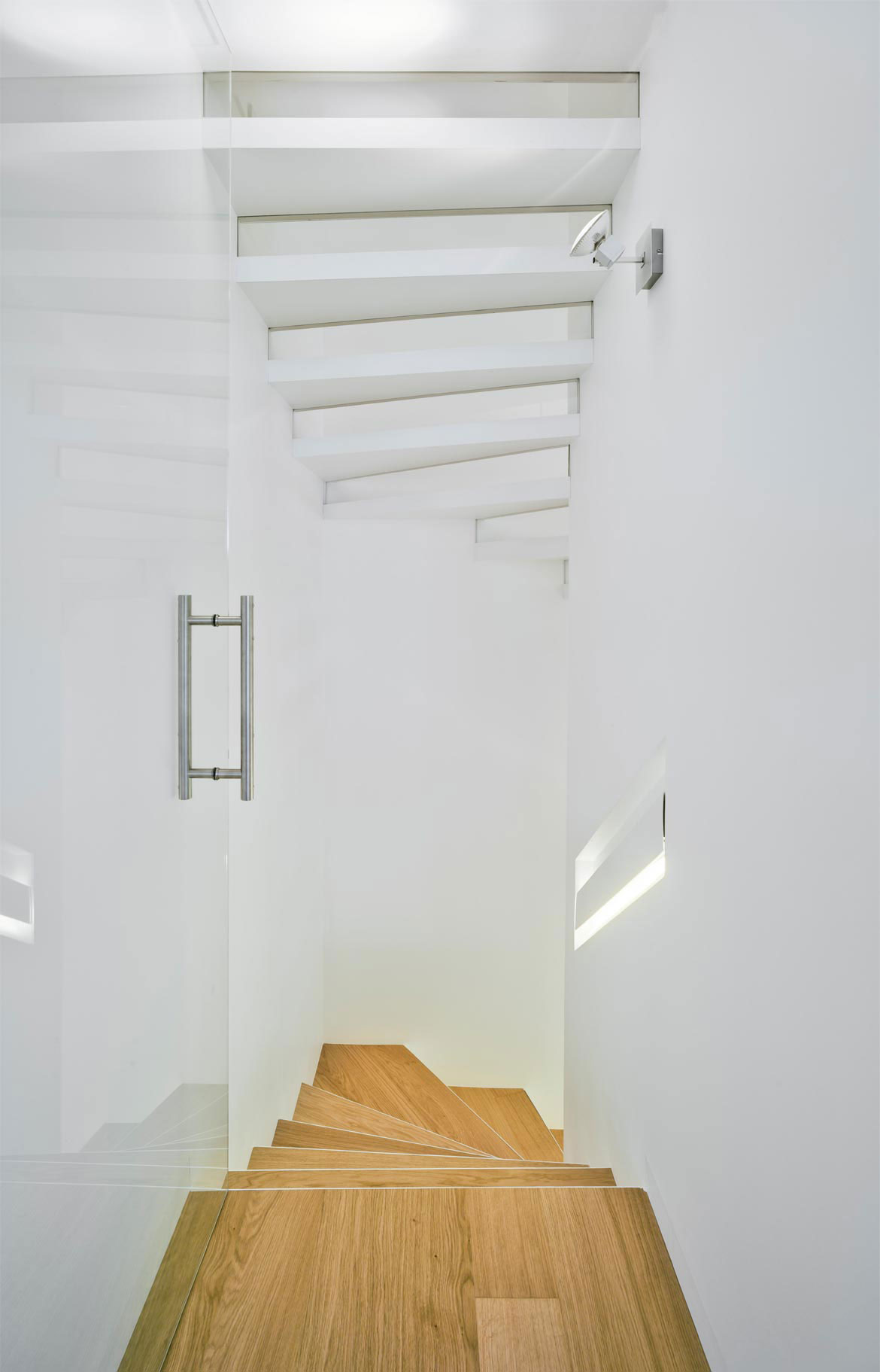 A Bright and Spacious Home with Luminous and Tranquility Interiors in Alicante by Pablo Muñoz Payá Arquitectos (18)