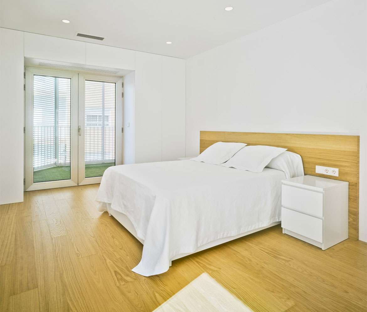 A Bright and Spacious Home with Luminous and Tranquility Interiors in Alicante by Pablo Muñoz Payá Arquitectos (19)