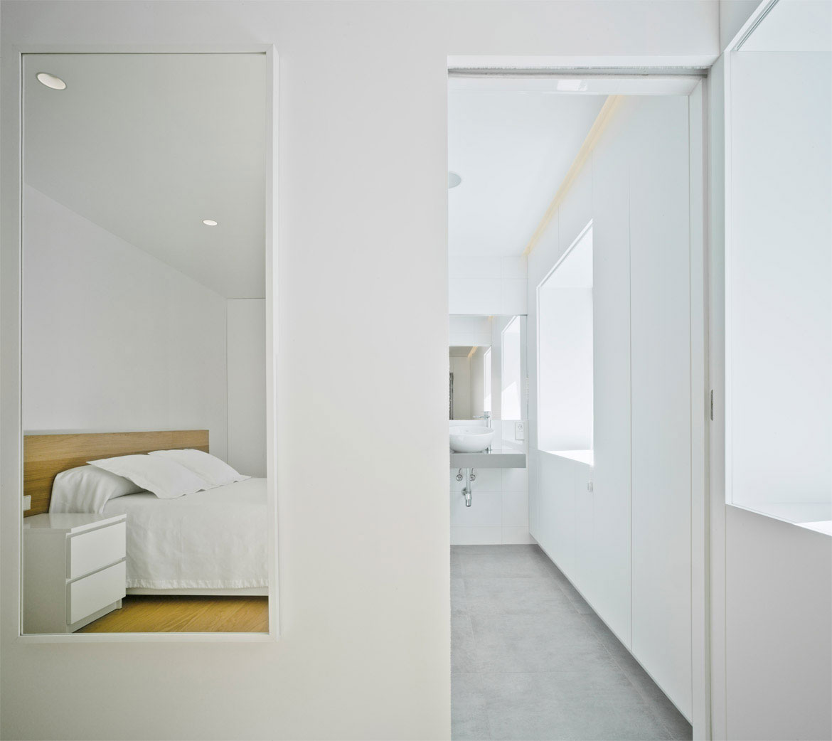 A Bright and Spacious Home with Luminous and Tranquility Interiors in Alicante by Pablo Muñoz Payá Arquitectos (20)