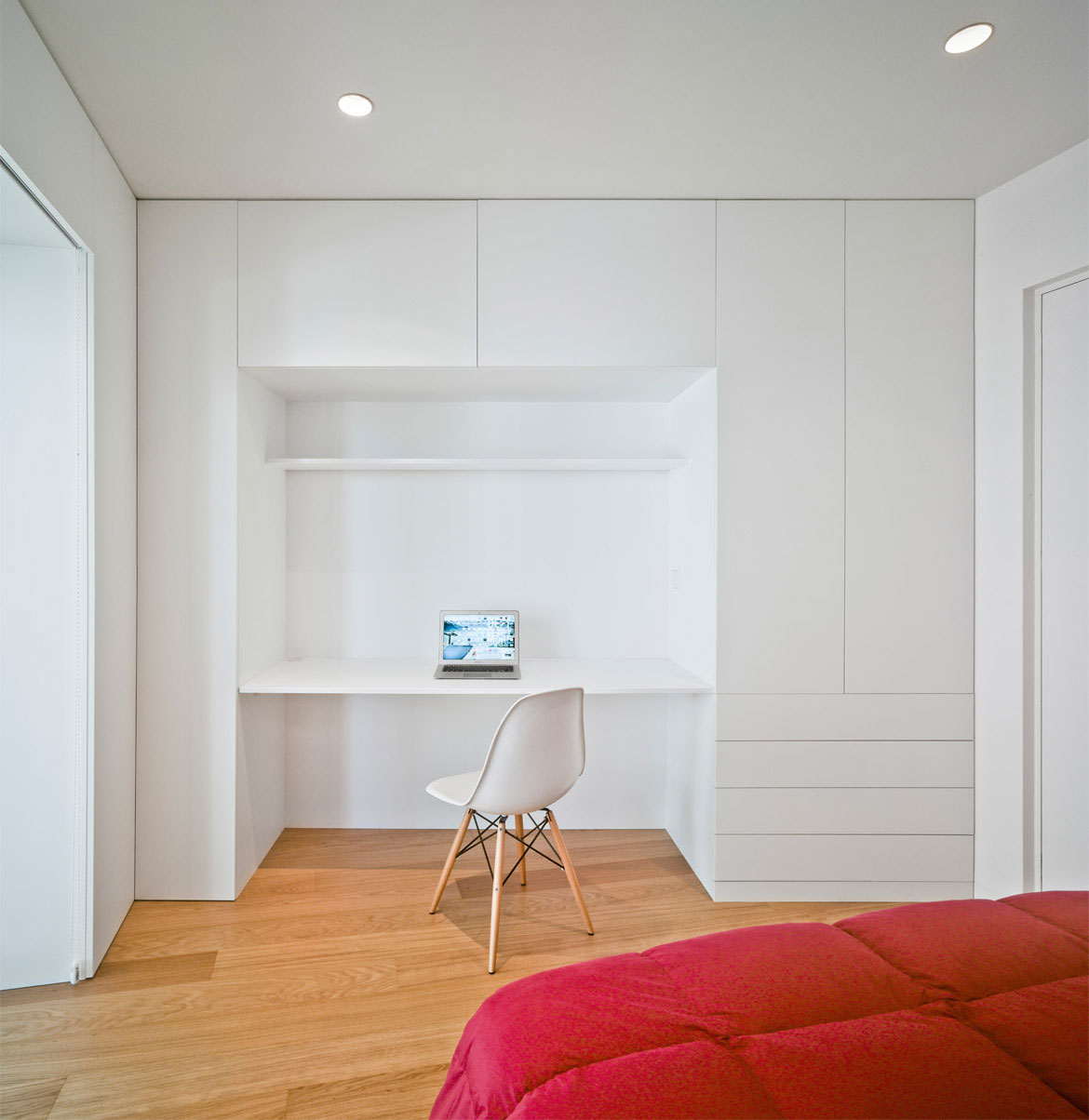 A Bright and Spacious Home with Luminous and Tranquility Interiors in Alicante by Pablo Muñoz Payá Arquitectos (21)