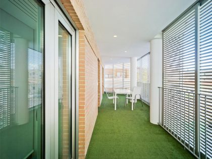 A Bright and Spacious Home with Luminous and Tranquility Interiors in Alicante by Pablo Muñoz Payá Arquitectos (22)