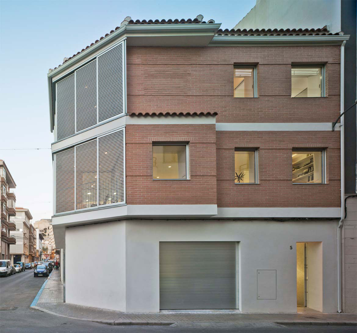 A Bright and Spacious Home with Luminous and Tranquility Interiors in Alicante by Pablo Muñoz Payá Arquitectos (3)