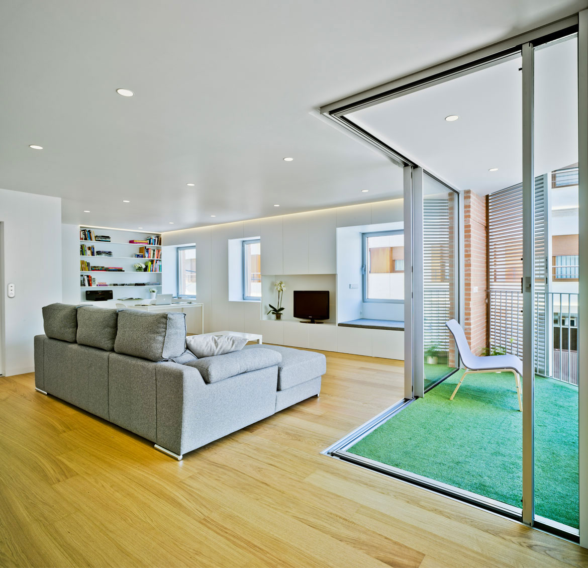 A Bright and Spacious Home with Luminous and Tranquility Interiors in Alicante by Pablo Muñoz Payá Arquitectos (5)