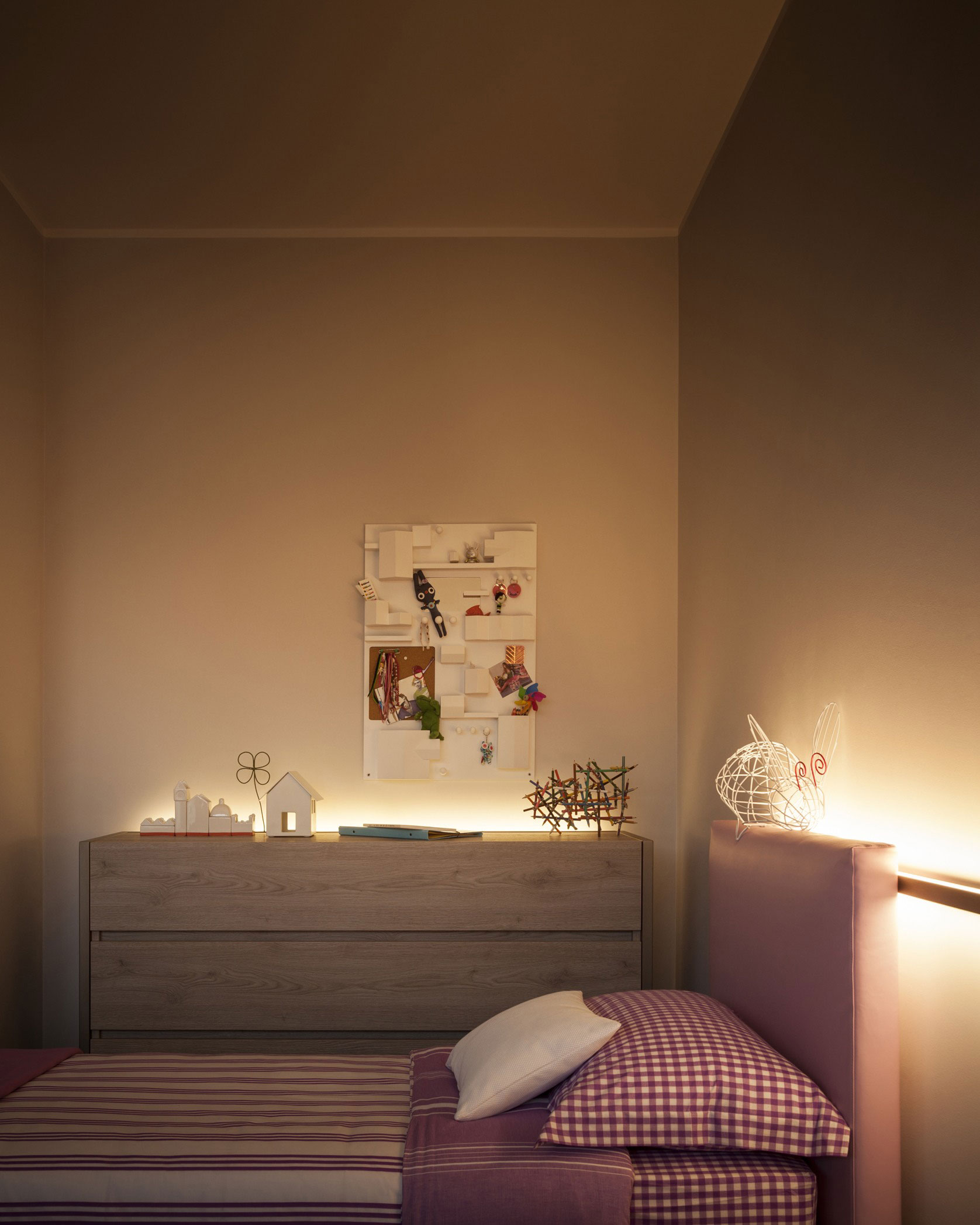 A Chic Apartment with Warm Interior and Ingeniously Light Fixtures in Milan, Italy by Matteo Nunziati (13)